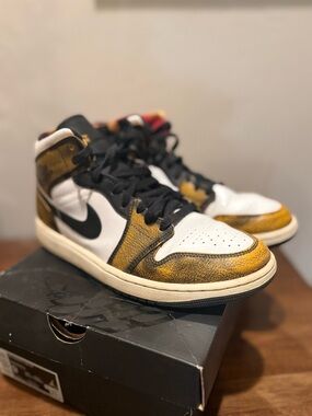Air Jordan 1 Mid SE "Wear-Away" (Black Taxi)